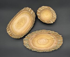 3 schaaltjes met natuurlijke rand uit een stuk gouden regen. Onbehandeld