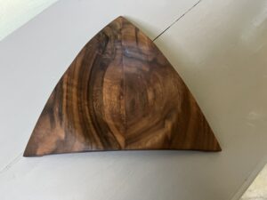 driehoekig schaaltje uit American Black Walnut