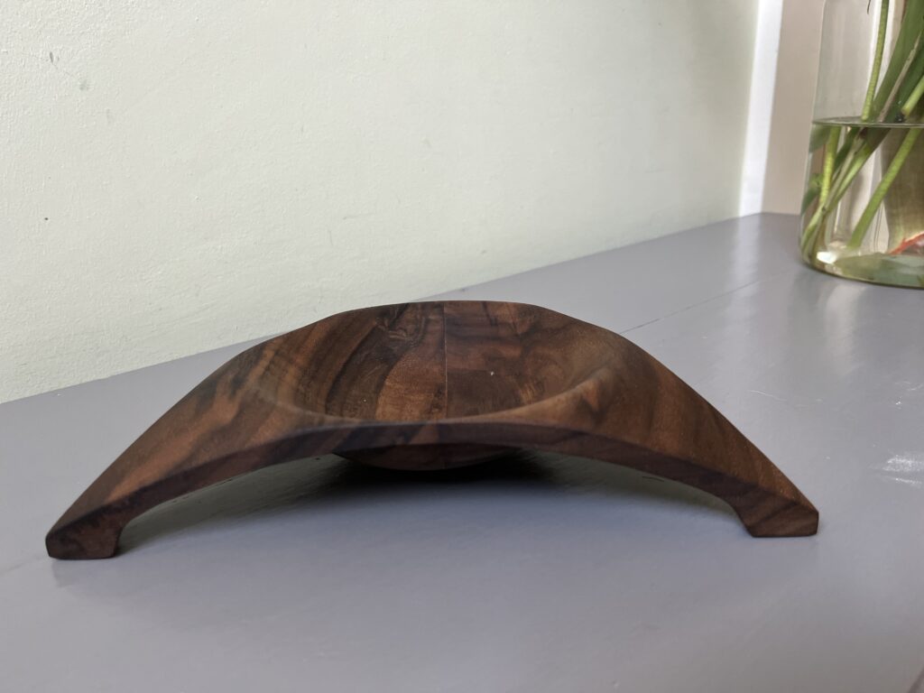 driehoekig schaaltje uit American Black Walnut
