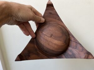 Onderzijde van driehoekig schaaltje uit American Black Walnut
